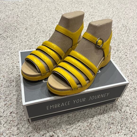 NEW Dansko Roxie Nappa Yellow Sandals Sz EU 39 Womens 8.5 Casual Comfort Summer - Picture 1 of 5